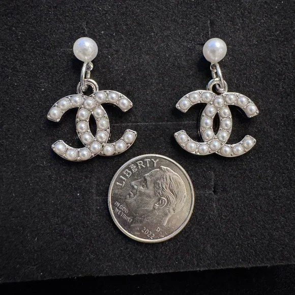 CHANEL Pearl Silver-Tone CC Drop Earrings with White Pearls - Picture 2 of 2
